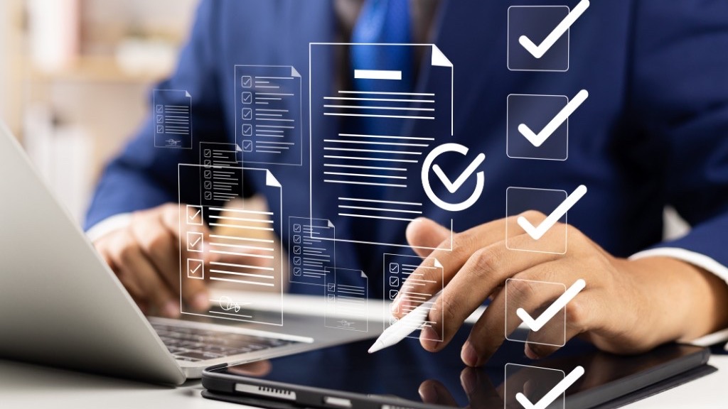 Checklist digital en tablet con checkmarks: validación pre-pago de factura de flete