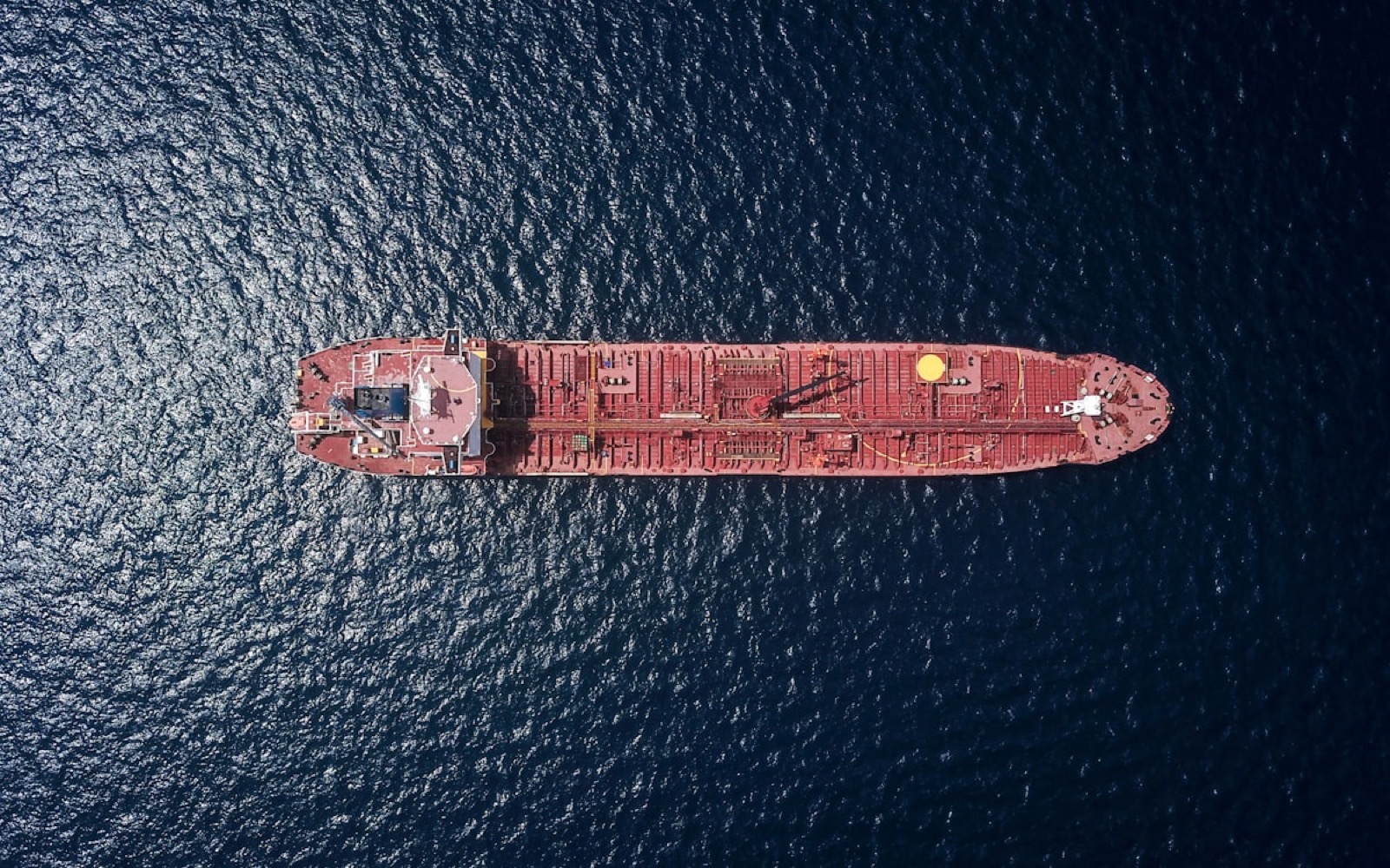 Buque tanquero en mar abierto — forwarding global CargoWise vs ejecución del flete OCL