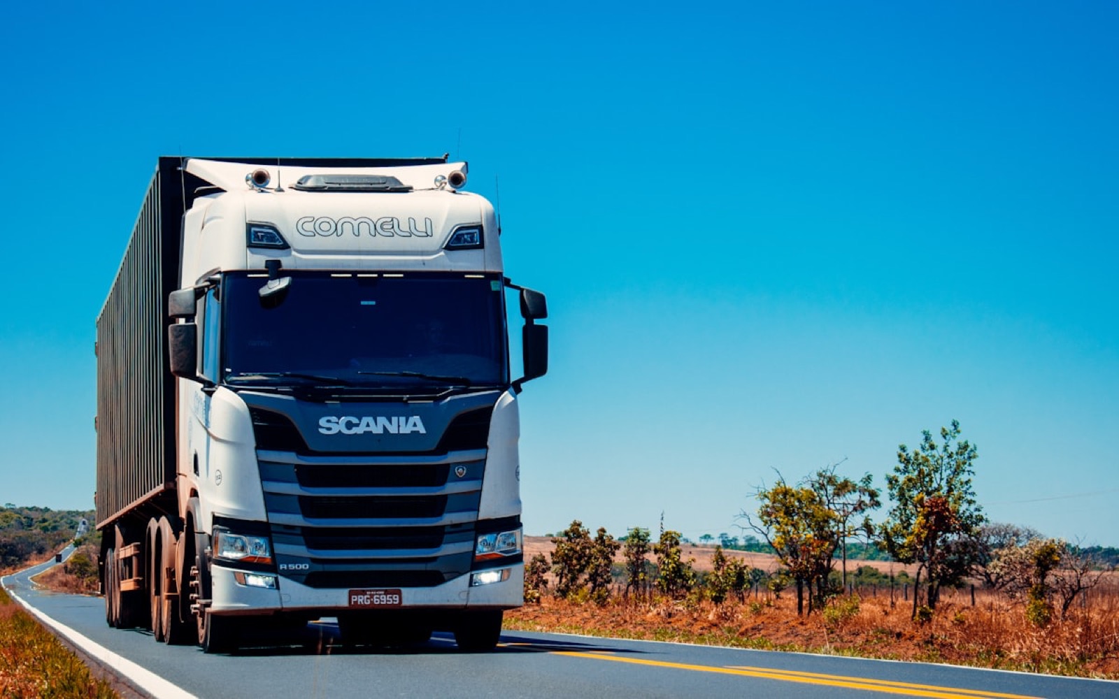 Scania en carretera con contenedor — optimización de rutas SimpliRoute vs expediente OCL