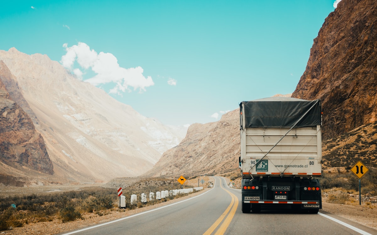 Tractocamión en carretera — midiendo km por entrega en ruta de distribución