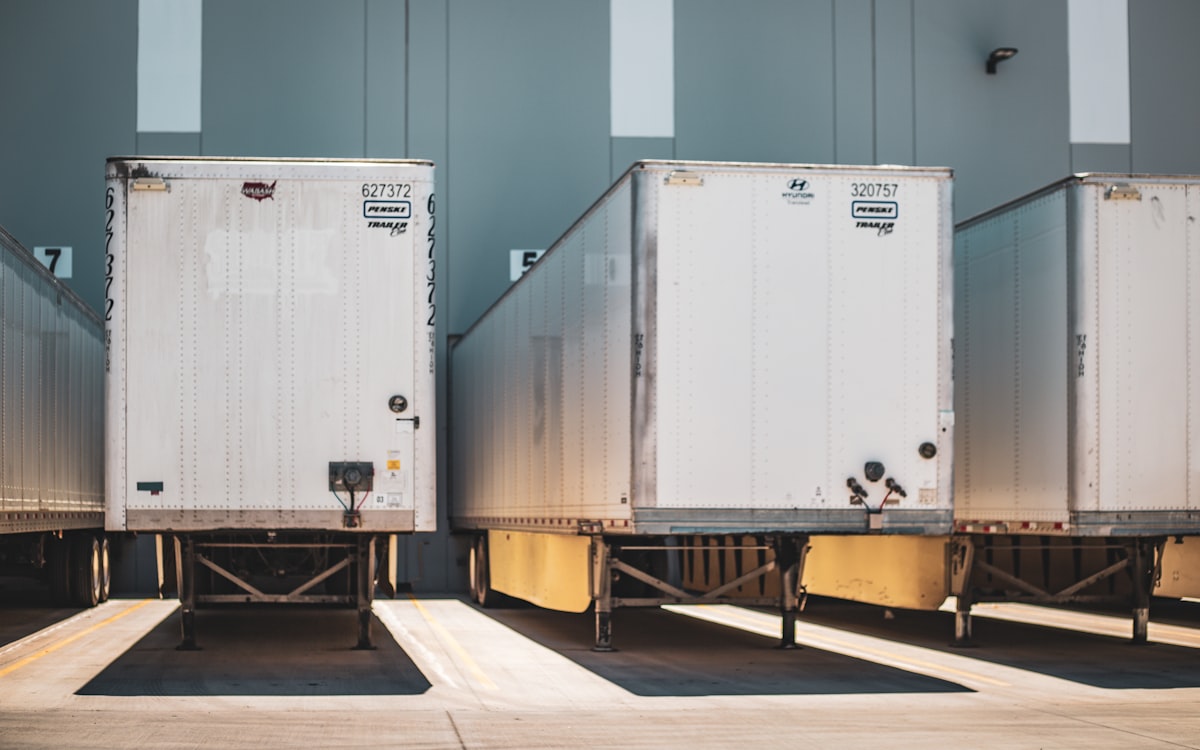 Trailers Penske en andenes de CEDIS: cross-docking y cruce de andén