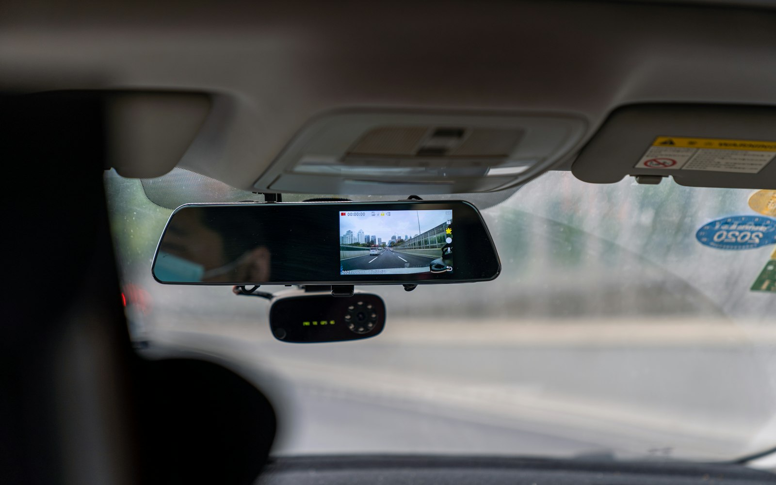 Dashcam en cabina: espejo inteligente con video de ruta