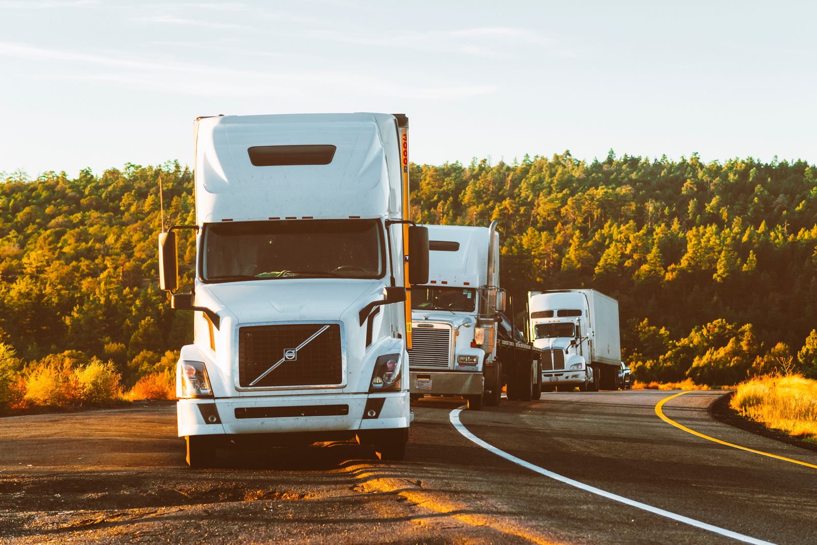 Fleet of semis on the highway: Mexico 2026 GPS and telematics ranking