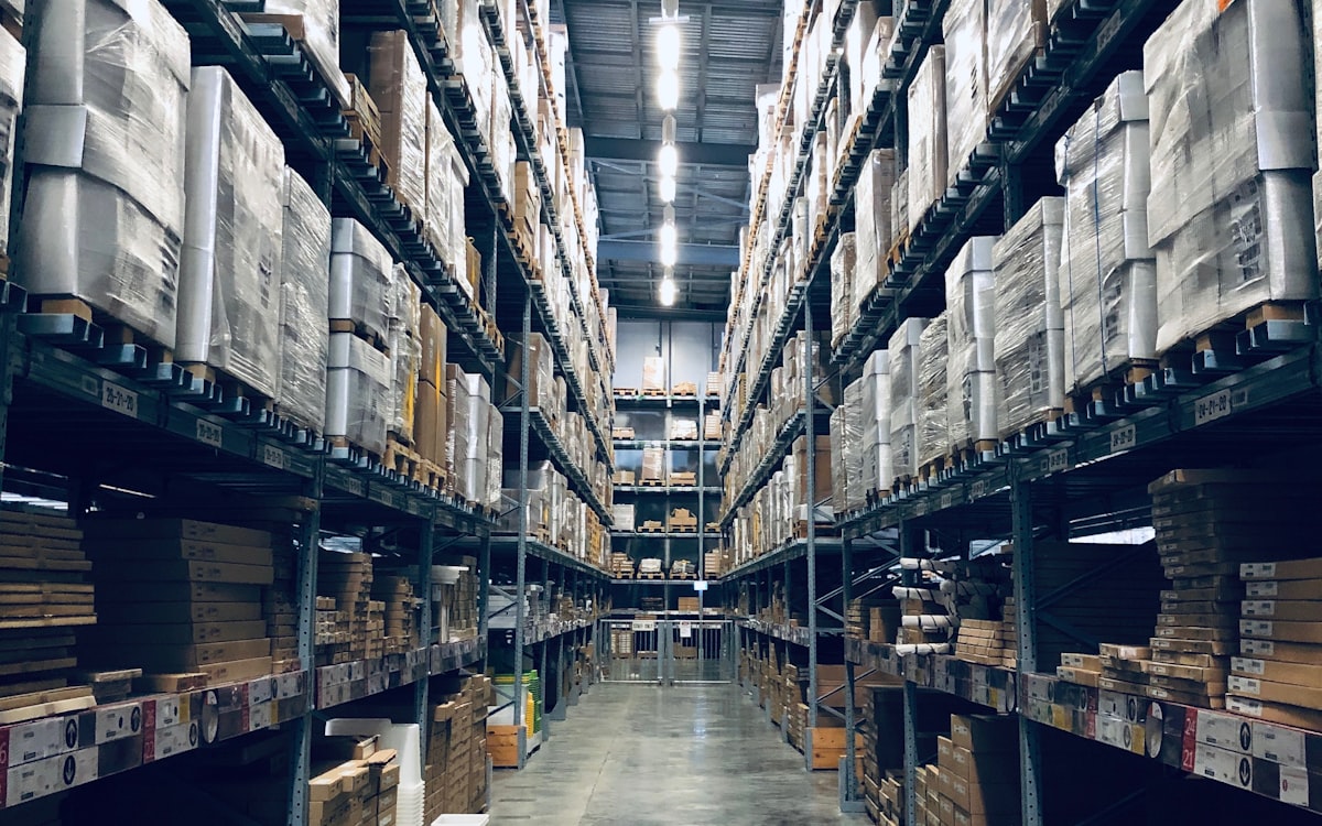 Pallets and packages in a distribution center: FIFO/FEFO inventory rotation before shipping