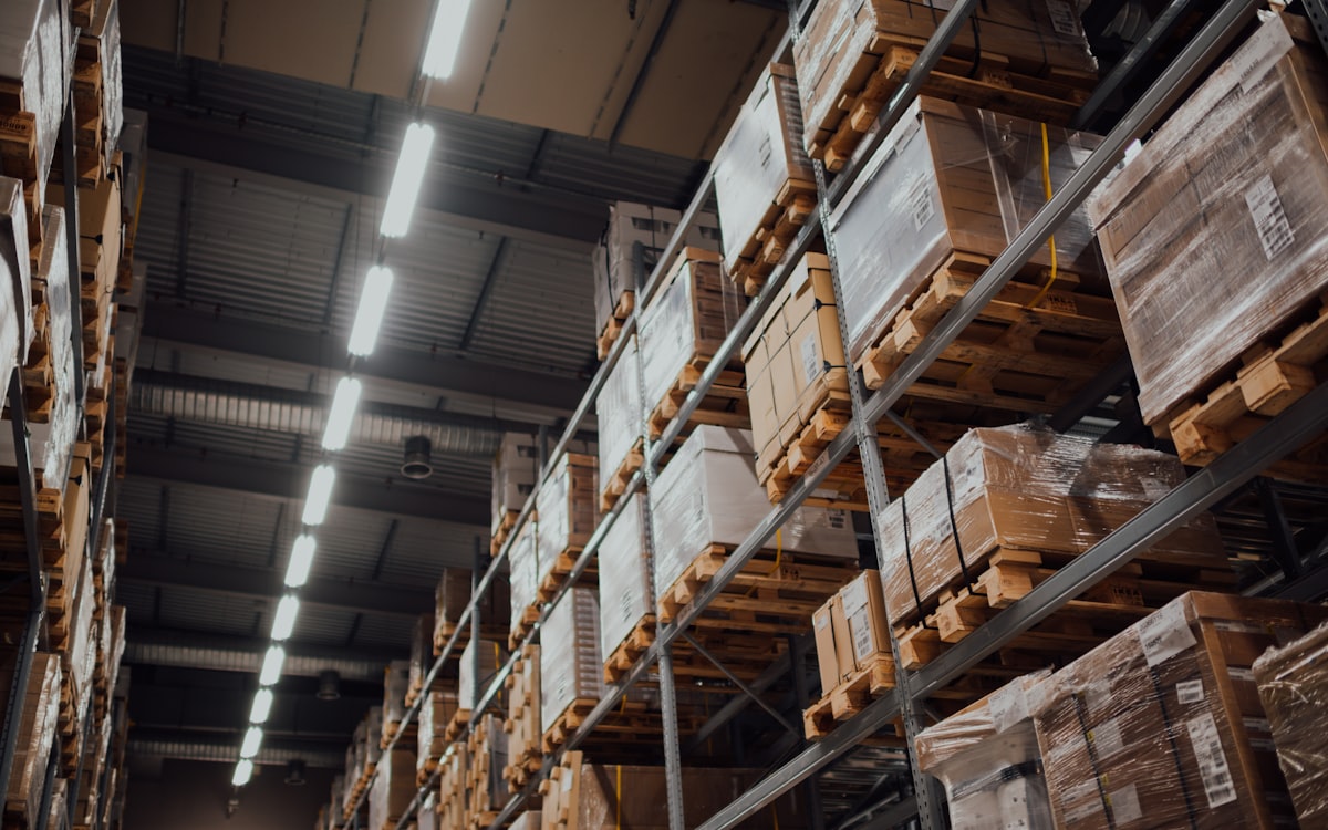 Fulfillment/CEDIS aisle: picking as SKU extraction before packing