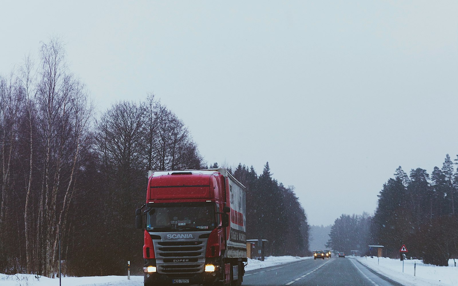 Tractocamión en carretera con nieve: GPS de seguimiento en ruta