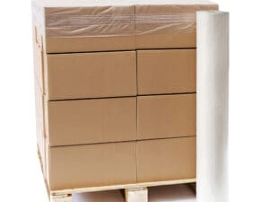 Tarima de madera con cajas de cartón y rollos de stretch film: unidad de carga lista para flete