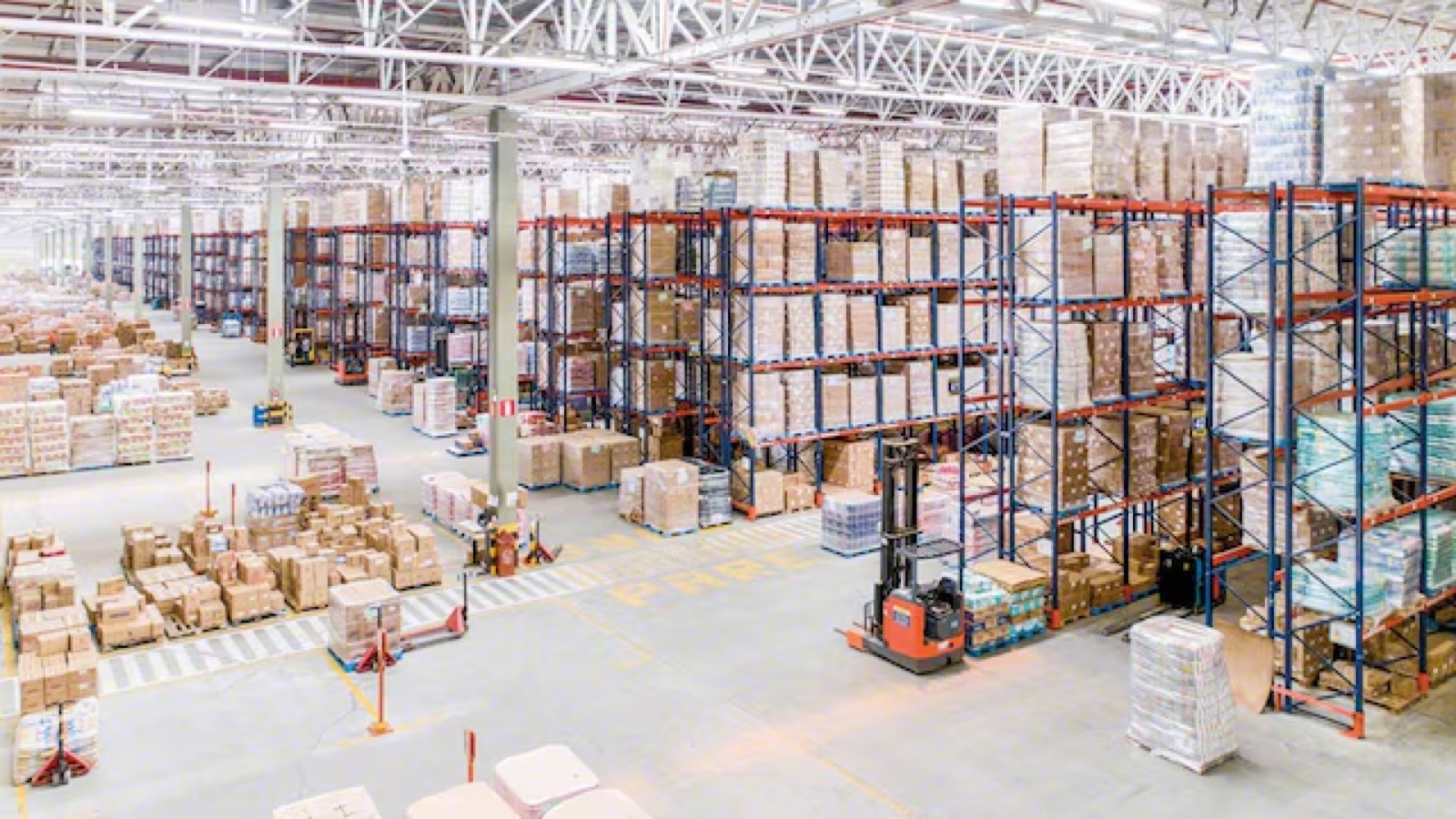 Warehouse operator with tablet in front of racks: SKU validation during picking