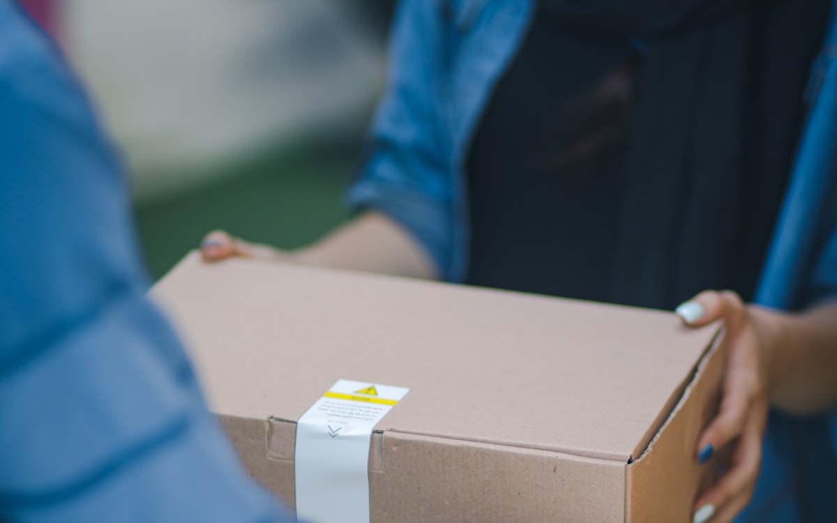 Entrega última milla: caja en mano — evidencia POD vs plan de ruta Drivin