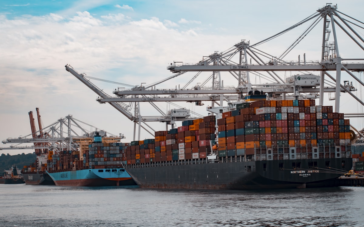 International cargo ops: air vs ocean in the channel decision