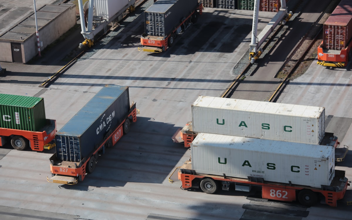 Yard with trailers and dock ops: on-time tender coverage