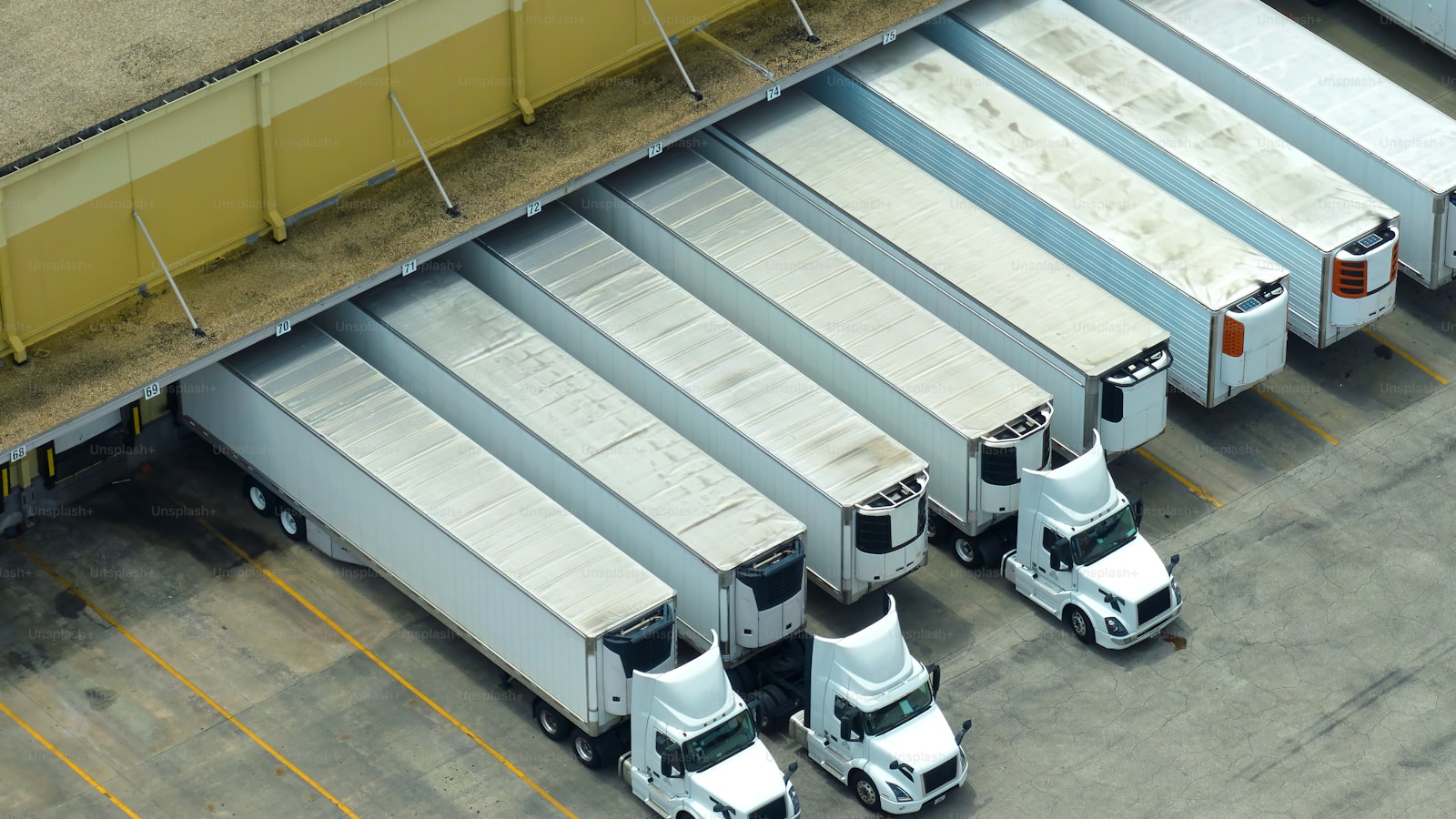 Patio CEDIS con trailers en andenes: capacidad y citas que planea tráfico