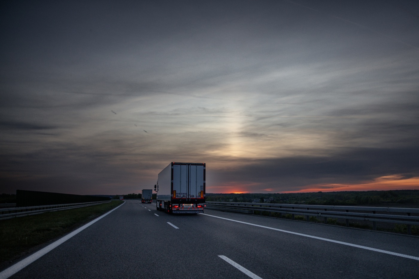 Tráiler en corredor al atardecer: seguridad en tránsito vs expediente de flete recuperable