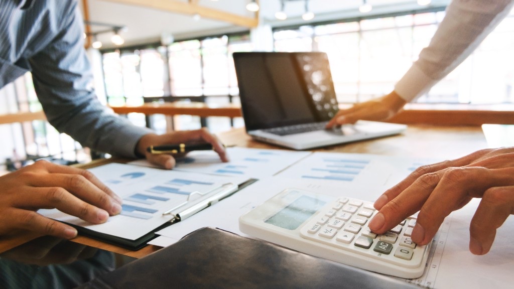 Equipo de Finanzas revisa expediente de flete antes del pago