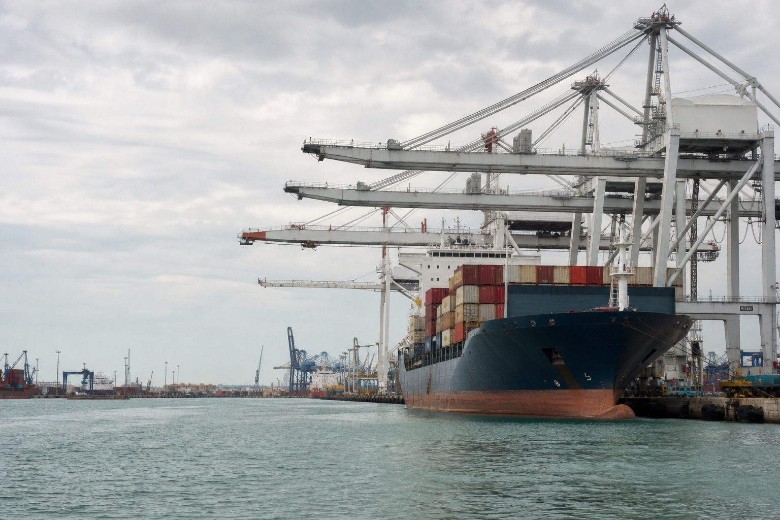 Gulf port quay with cranes: Veracruz to Mexico City haulage