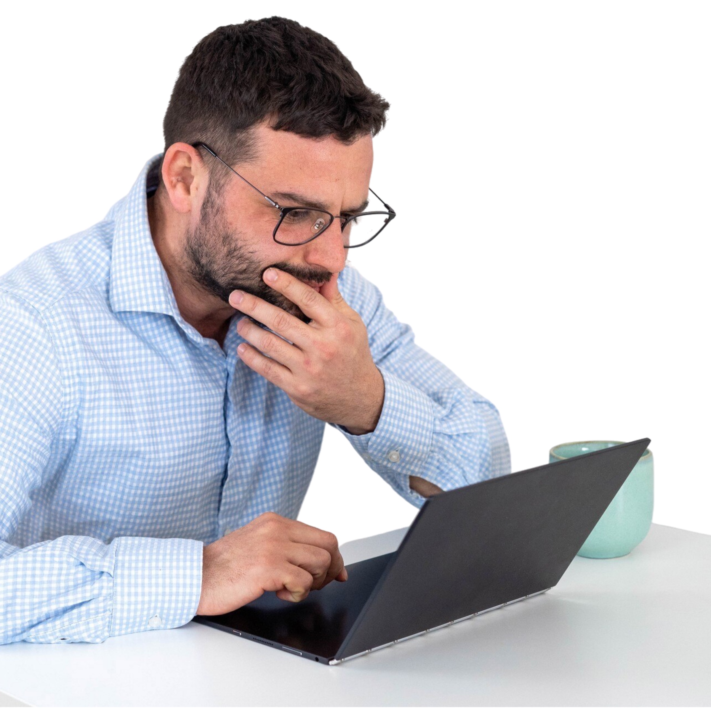 Alguien de Finanzas revisando facturas en una laptop