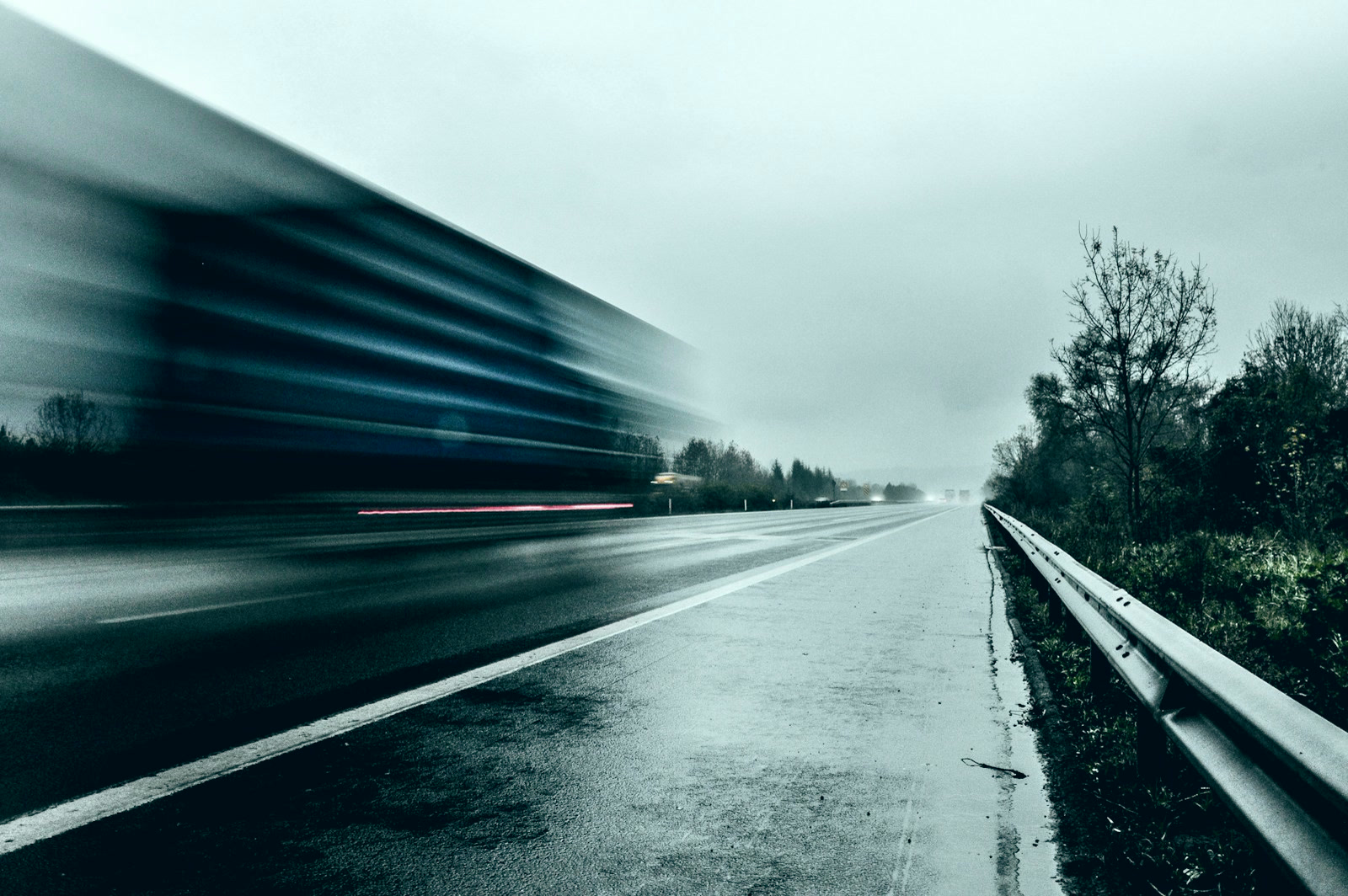 Tráiler en movimiento sobre carretera con desenfoque de velocidad